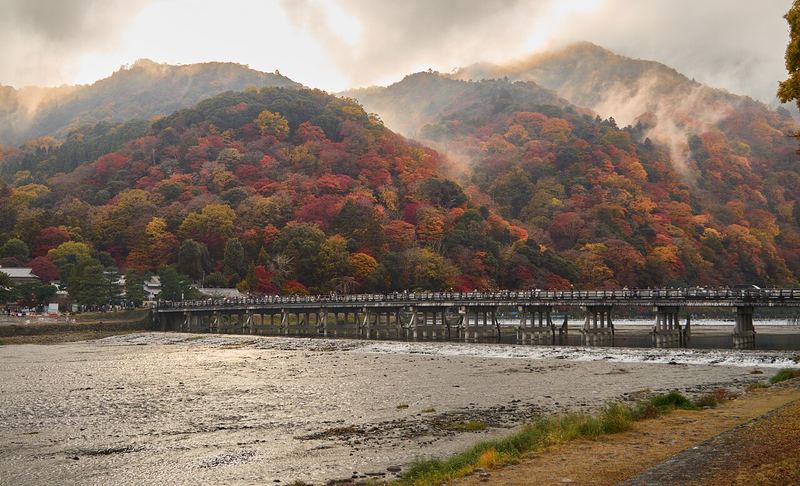 嵐山(専用の船着き場から小舟で移動) — 写真は周辺の風景です(ホテルの写真ではありません)