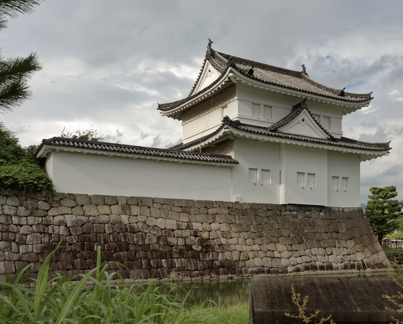 中京区・地下鉄「二条城前」駅から徒歩3分 — 写真は周辺の風景です(ホテルの写真ではありません)