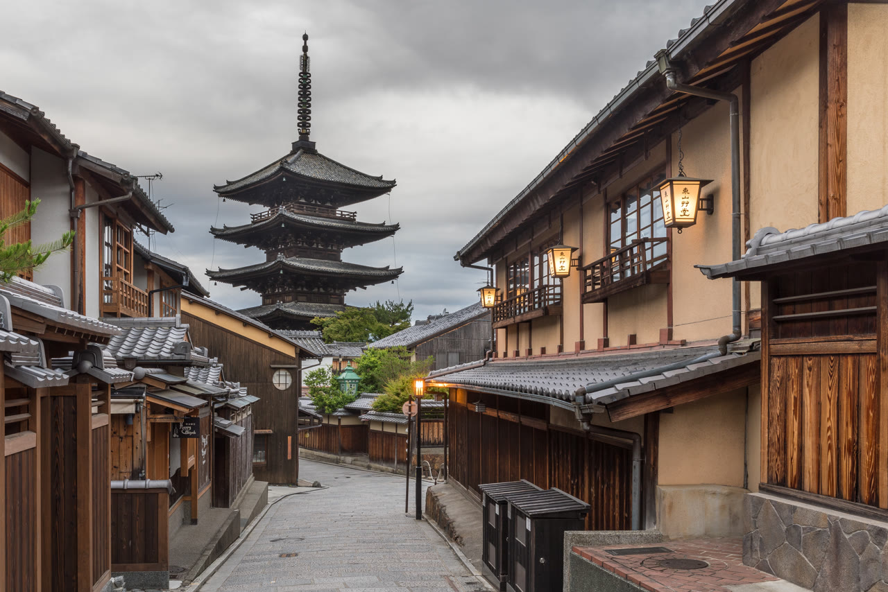東山・高台寺に隣接 — 写真は周辺の風景です(ホテルの写真ではありません)